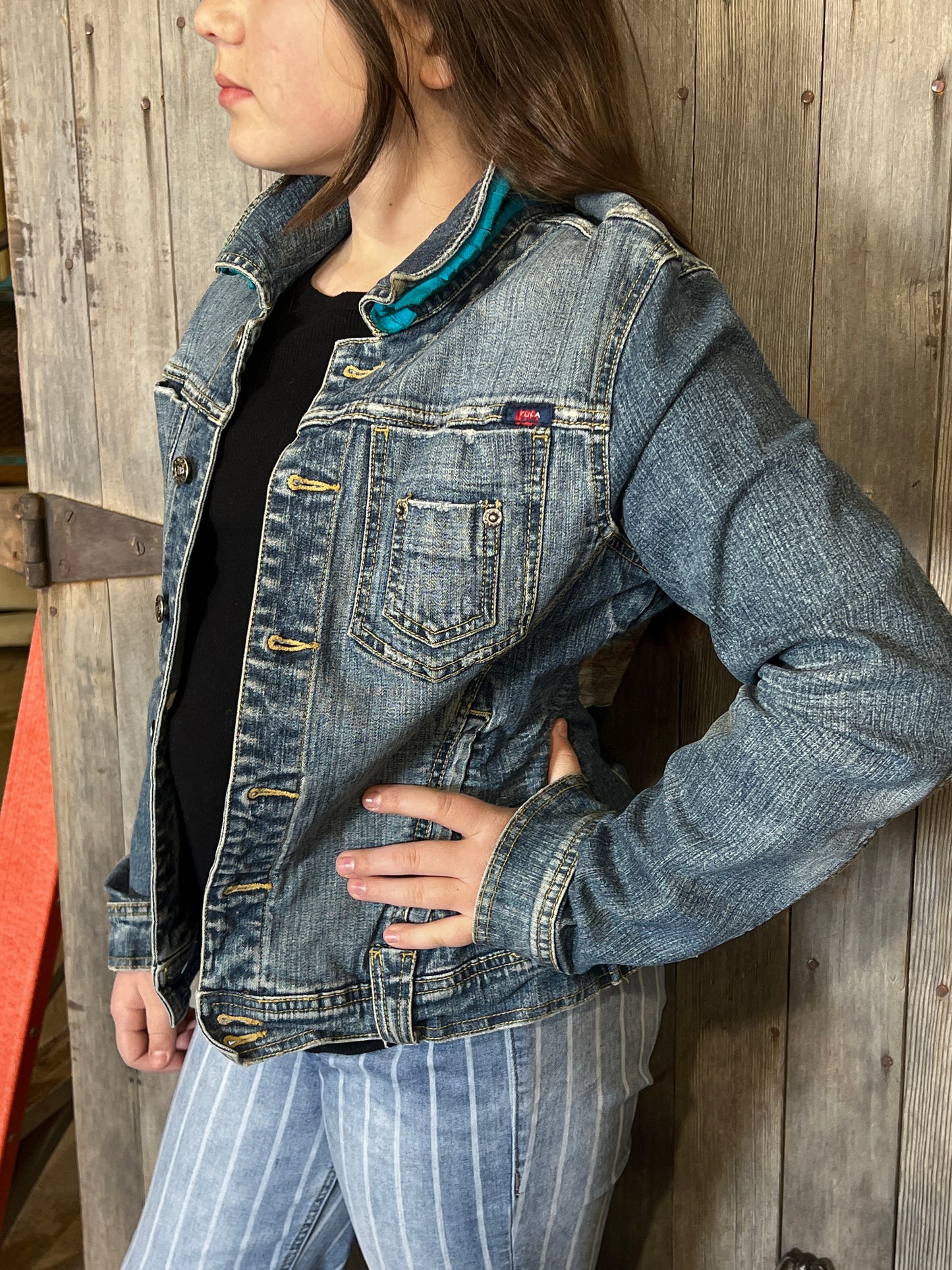 Jean jacket with leather collar